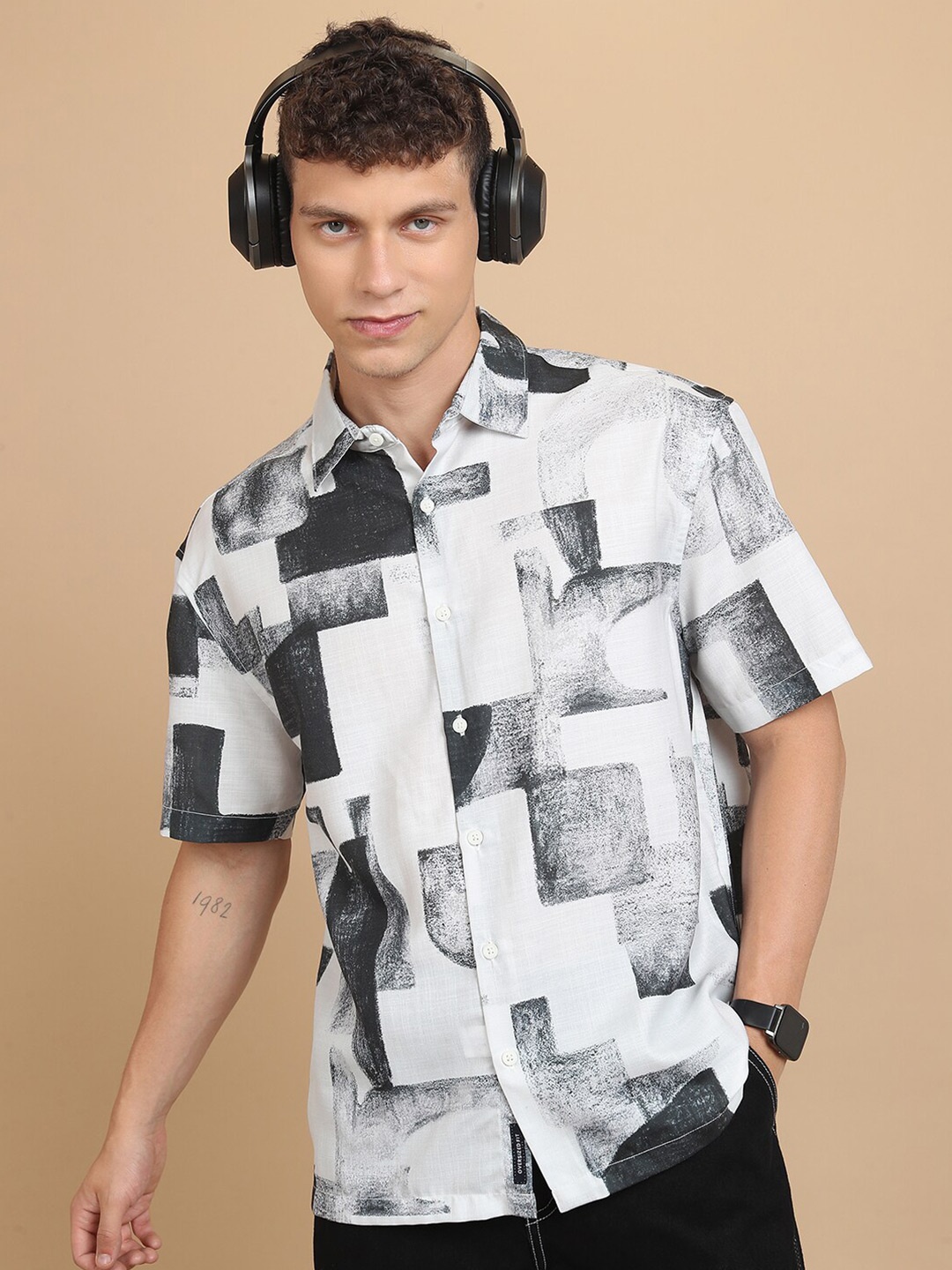

HIGHLANDER Geometric Printed Drop Shoulder Oversized Shirt, Off white