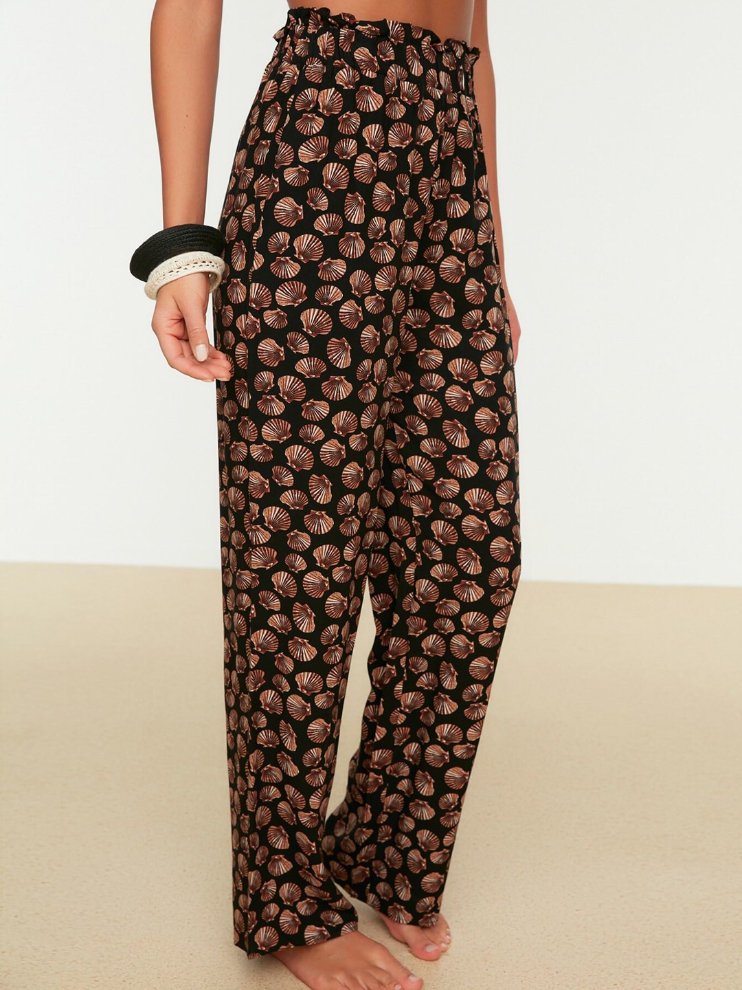 

Trendyol Women Mid-Rise Printed Trousers, Black
