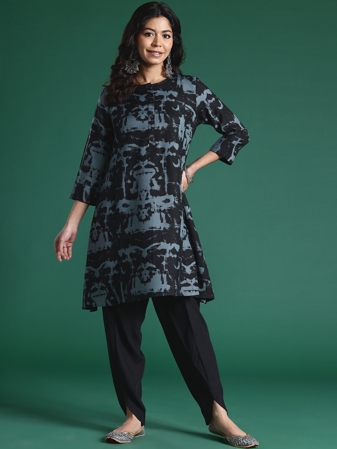 

Sangria Women Printed Kurta with Dhoti Pants, Black