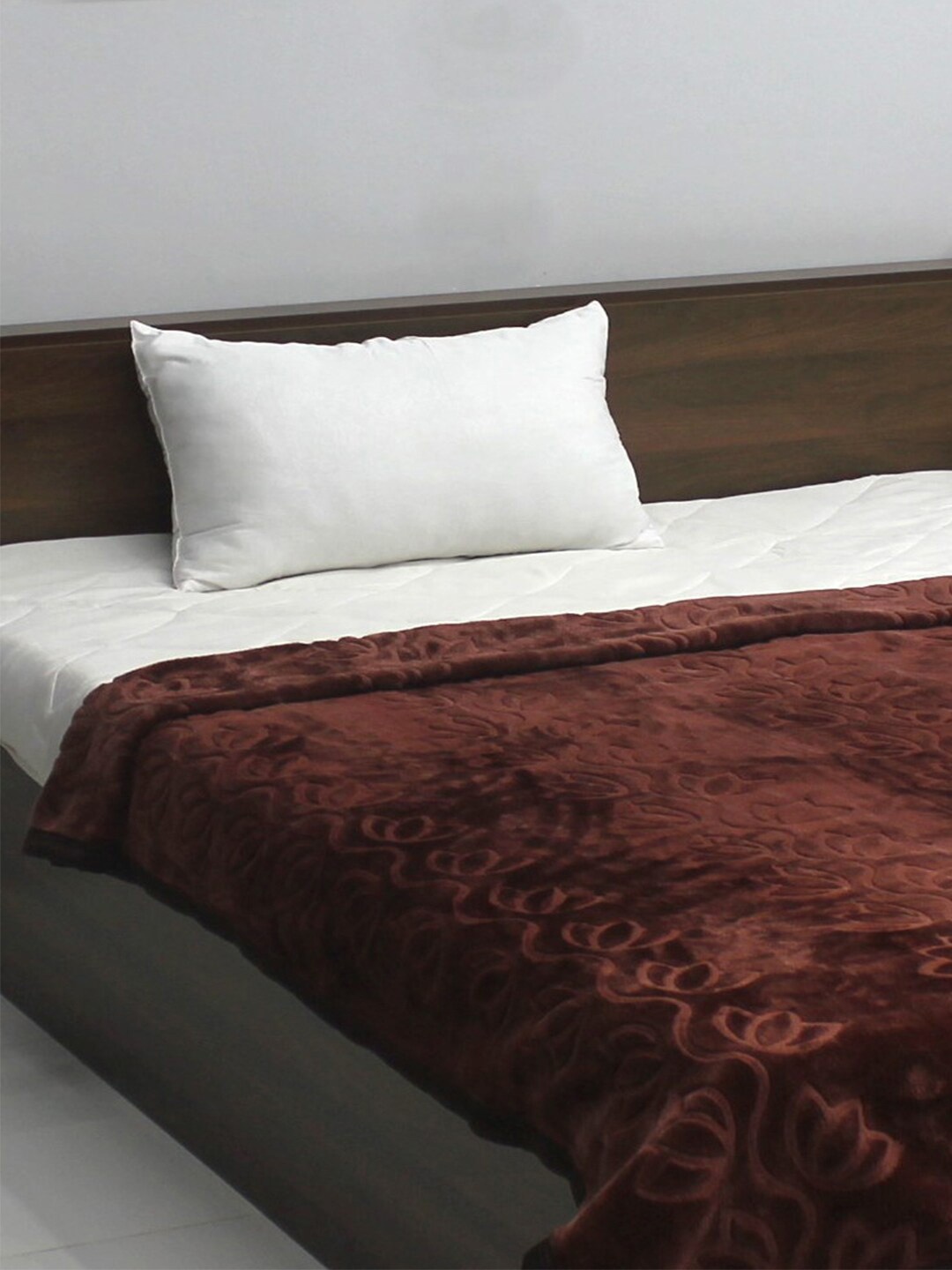 

Rubix Home All Season Brown Ethnic Motifs AC Room 300 GSM Mink Single Bed Blanket