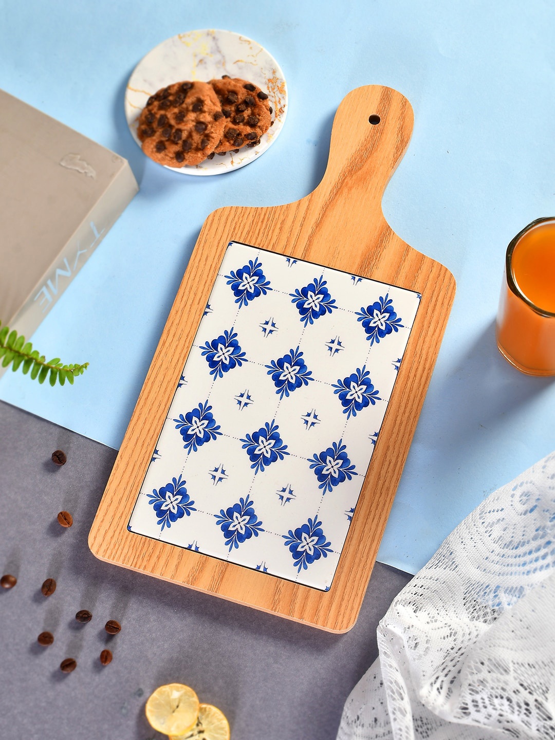 

TAYHAA Blue & Brown Printed Appetizer Platter With Handle Serve ware