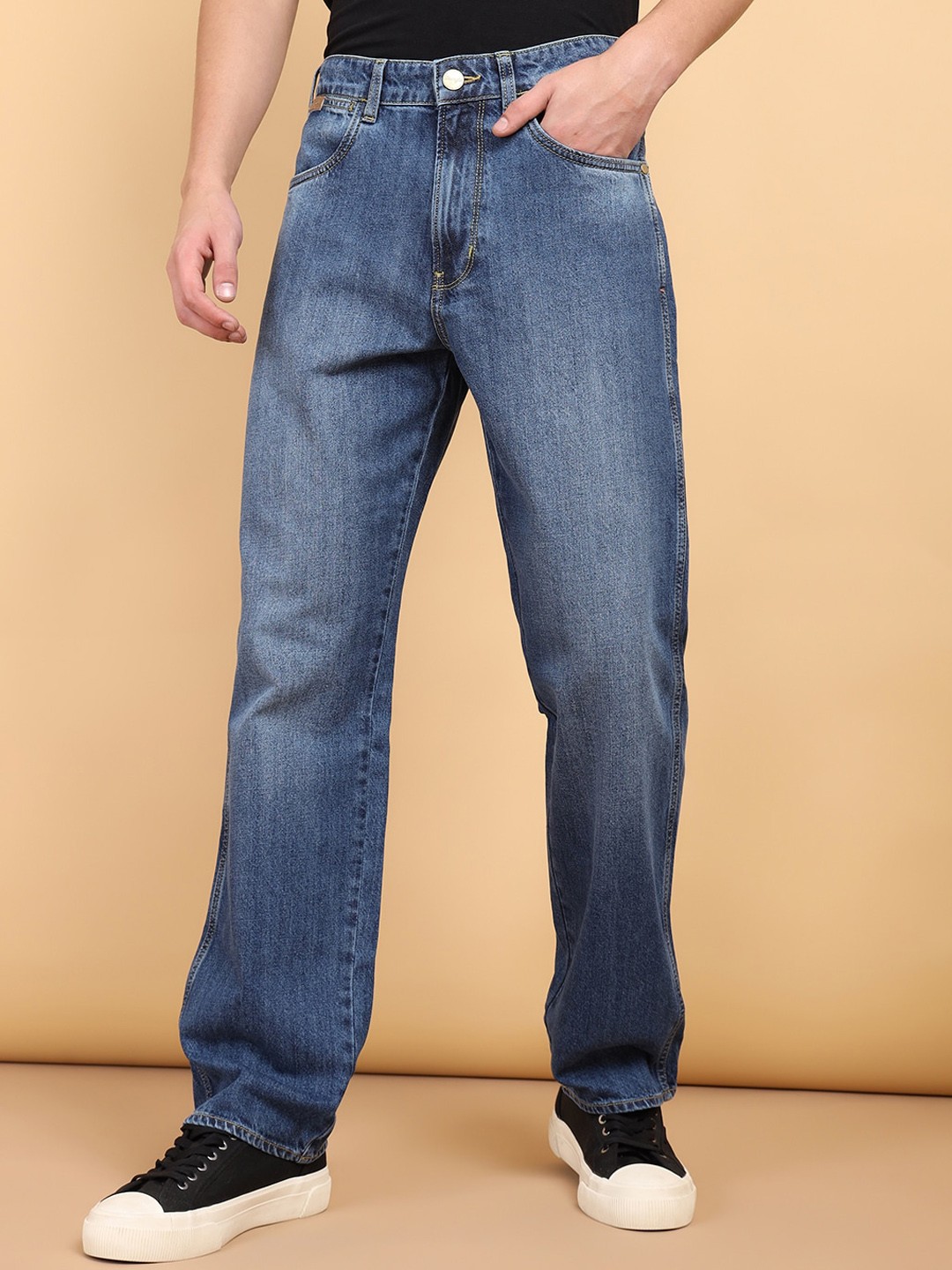 

Wrangler Men Low-Rise Light Fade Clean Look Jeans, Blue