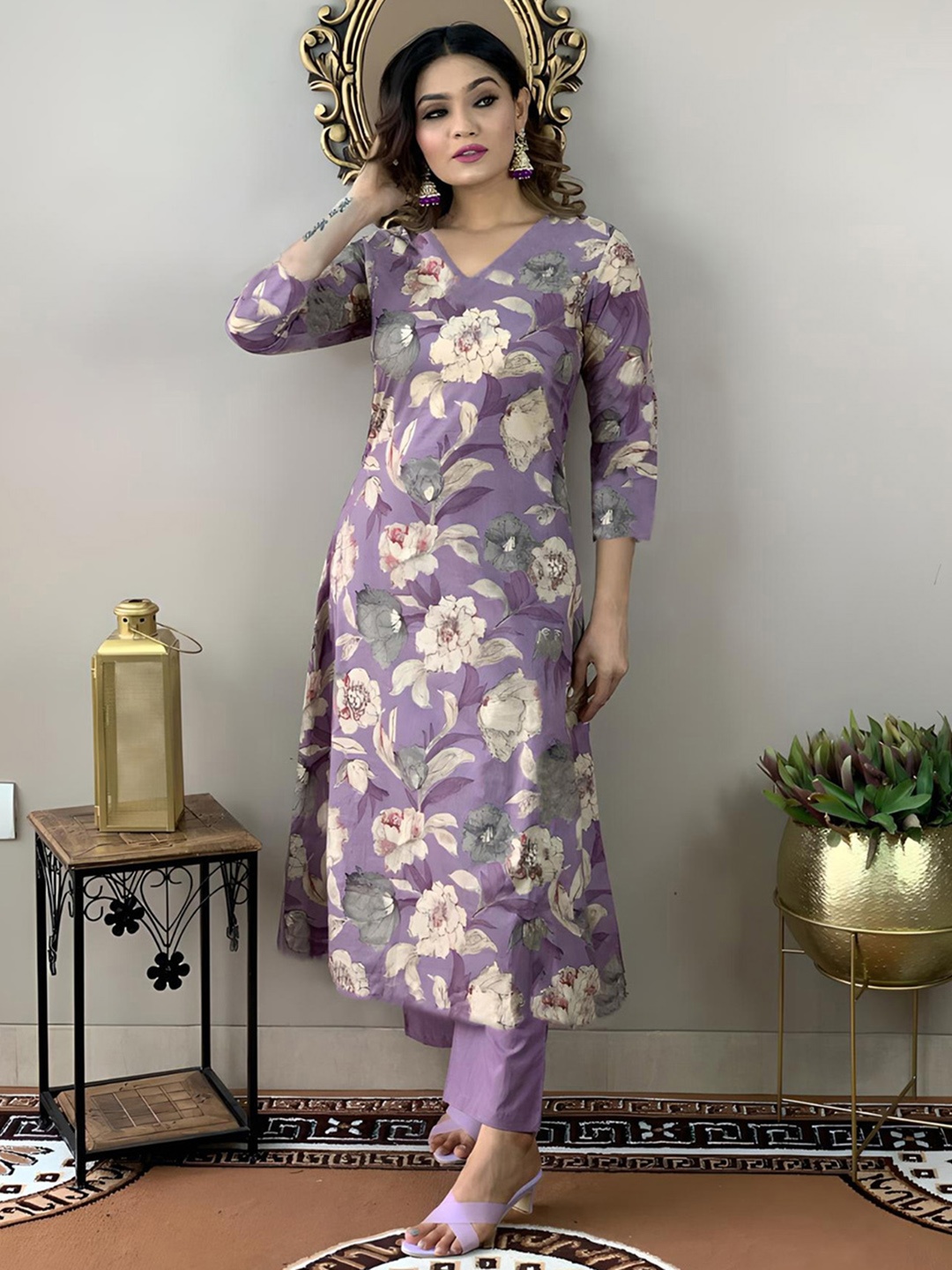 

GoSriKi Floral Printed V-Neck Kurta with Trousers, Purple