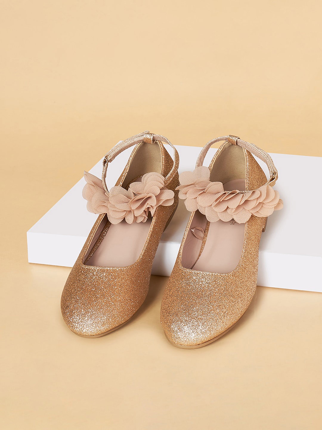 

Pantaloons Junior Girls Embellished Round Toe Ballerinas, Gold