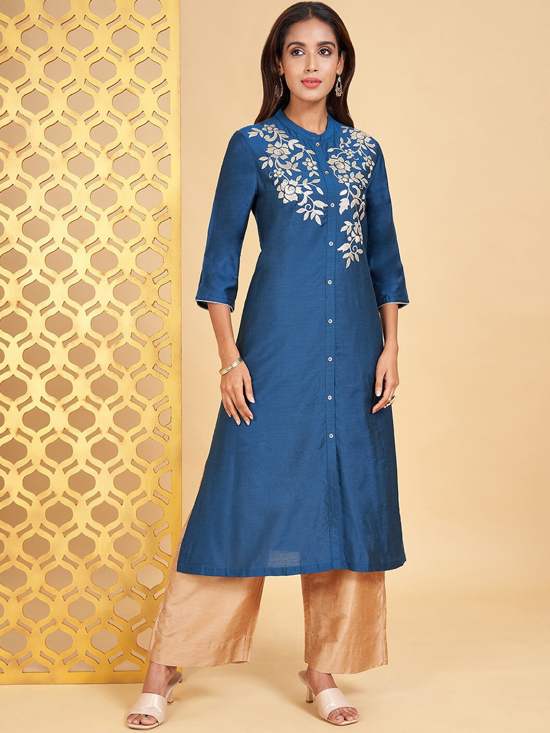 

RANGMANCH BY PANTALOONS Floral Embroidered Sequined Mandarin Collar Kurta, Navy blue