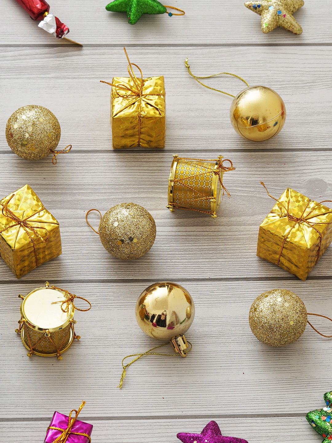 eCraftIndia Golden Balls & Giftbox Christmas Tree Decor, Gold
