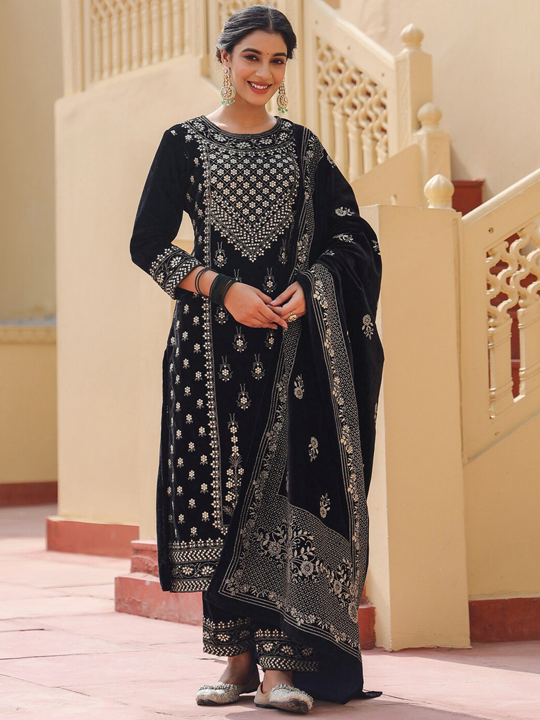 

Yufta Navy Blue Floral Embroidered Zari Regular Velvet Kurta with Trousers & Dupatta