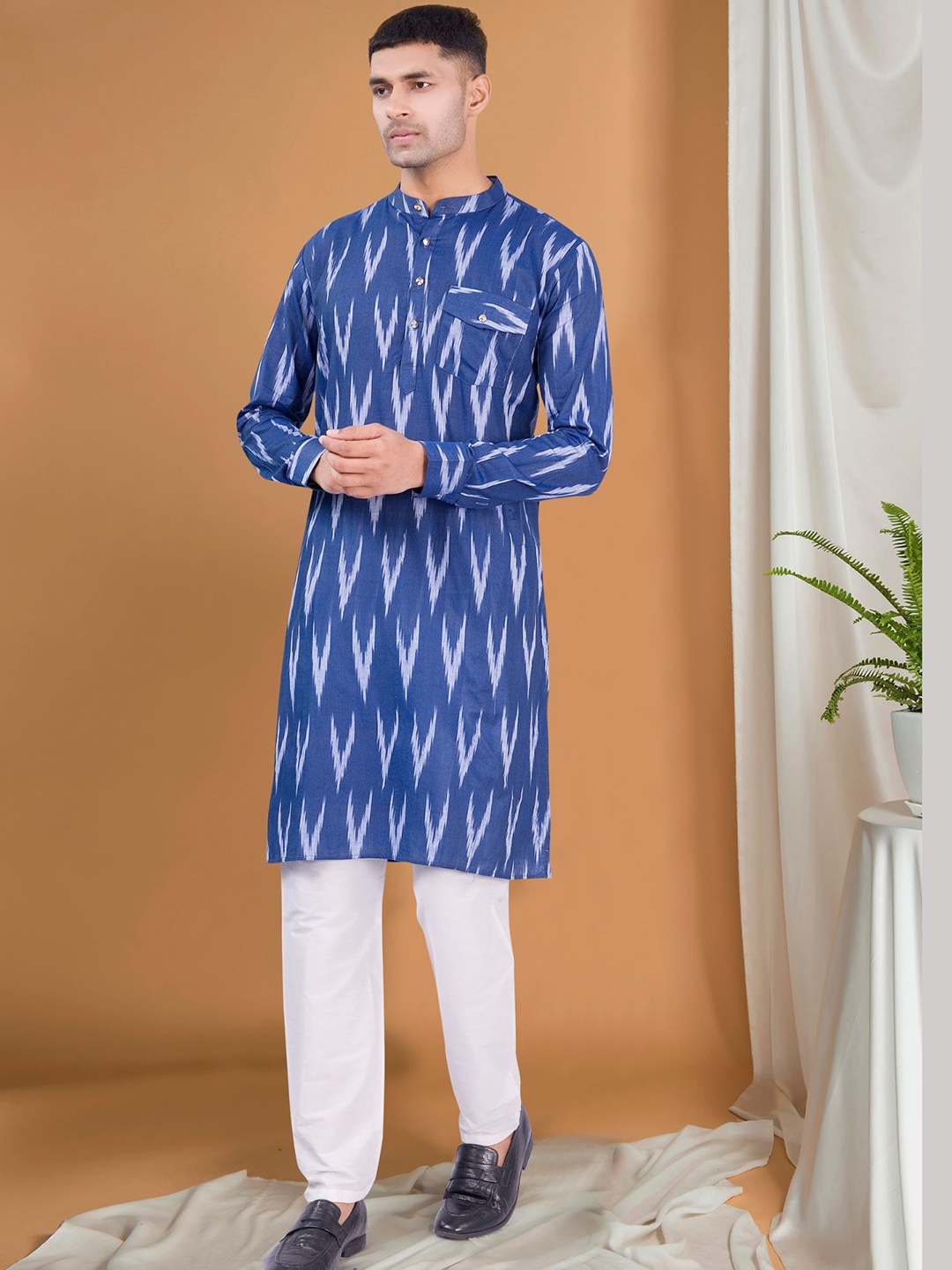 

SHIWAM ETHNIX Ikat Printed Band Collar Regular Kurta With Pyjamas, Navy blue