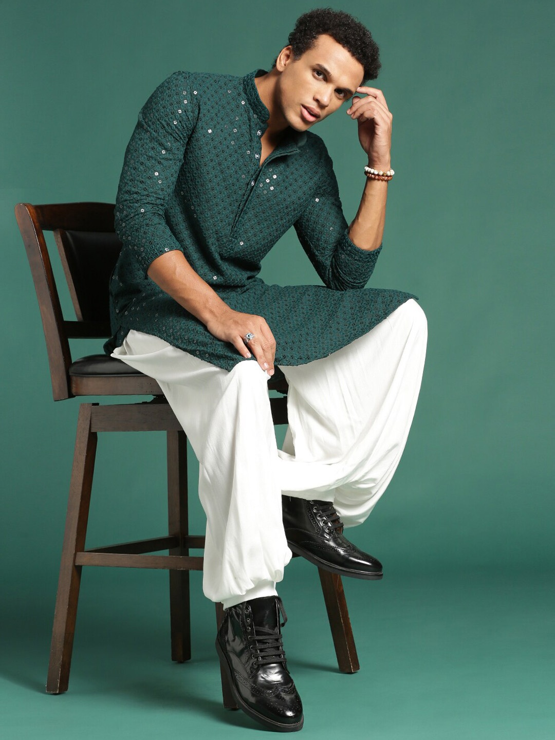 

Sangria Geometric Embroidered Sequinned Chikankari Embroidered Kurta, Green