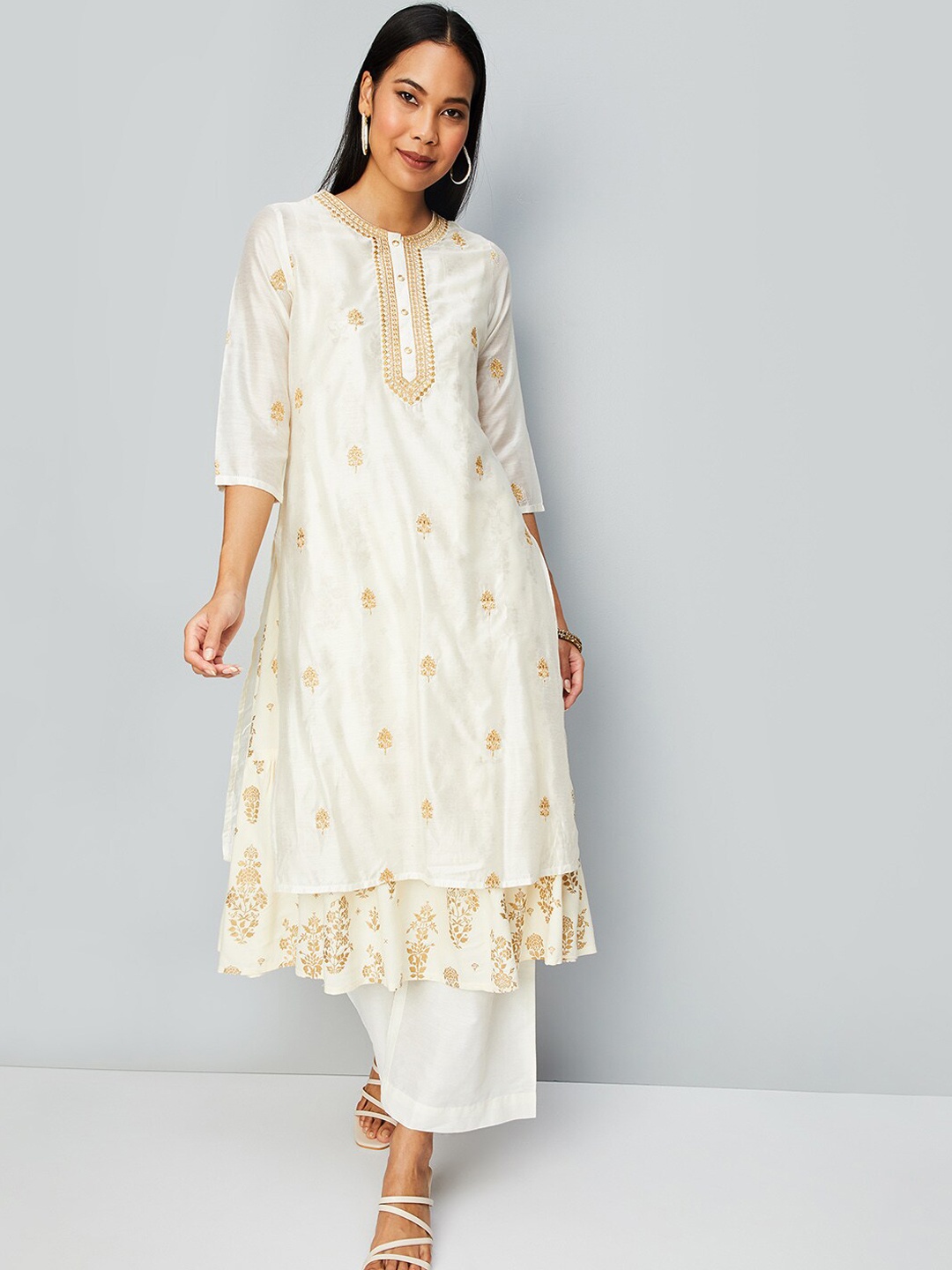 

max Floral Embroidered Round Neck Regular Kurta, Off white