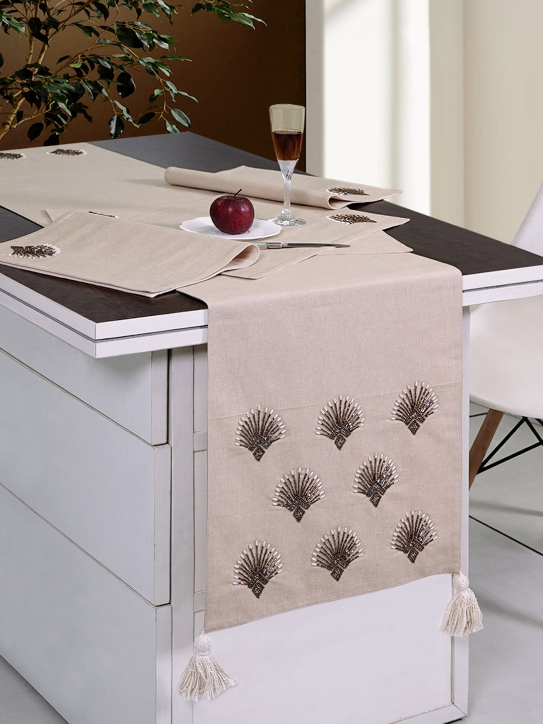 

Ode & Cleo Beige 7 Pieces Ethnic Motifs Printed Table Linen Set