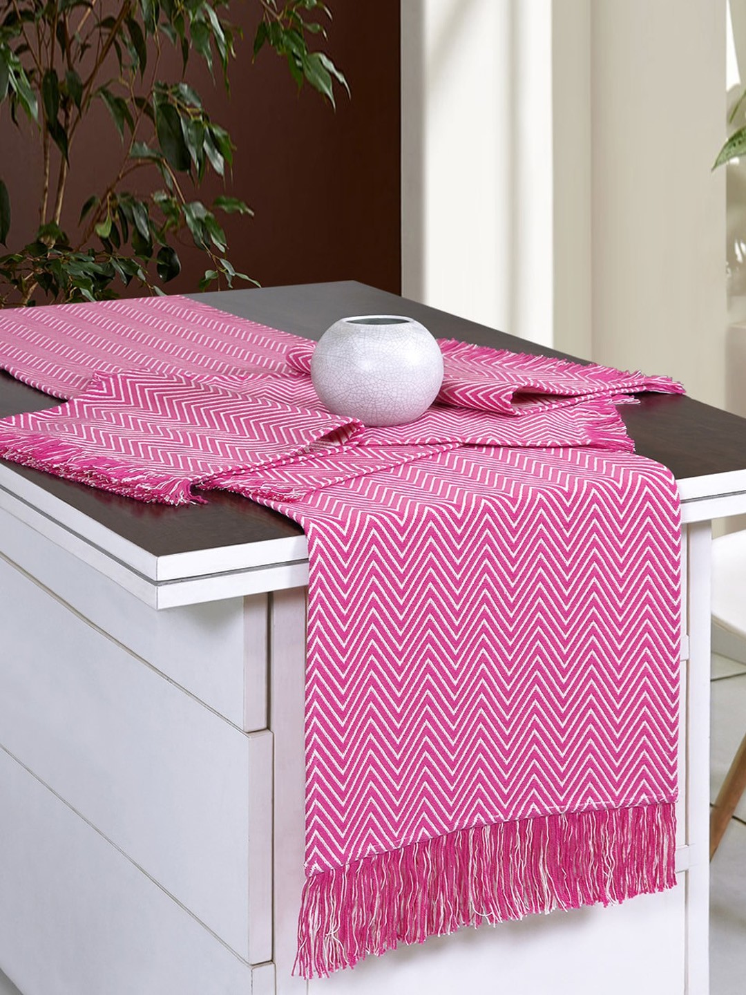 

Ode & Cleo Pink and White 6 Pieces Geometric Table Mats
