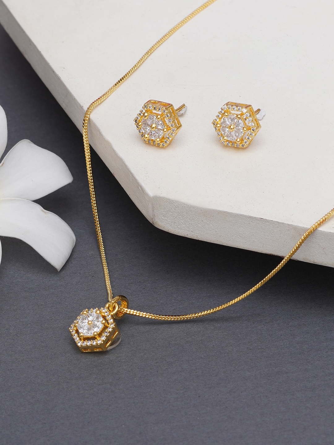 

Mali Fionna Gold-Plated Artificial Stones Stone-Studded Jewellery Set