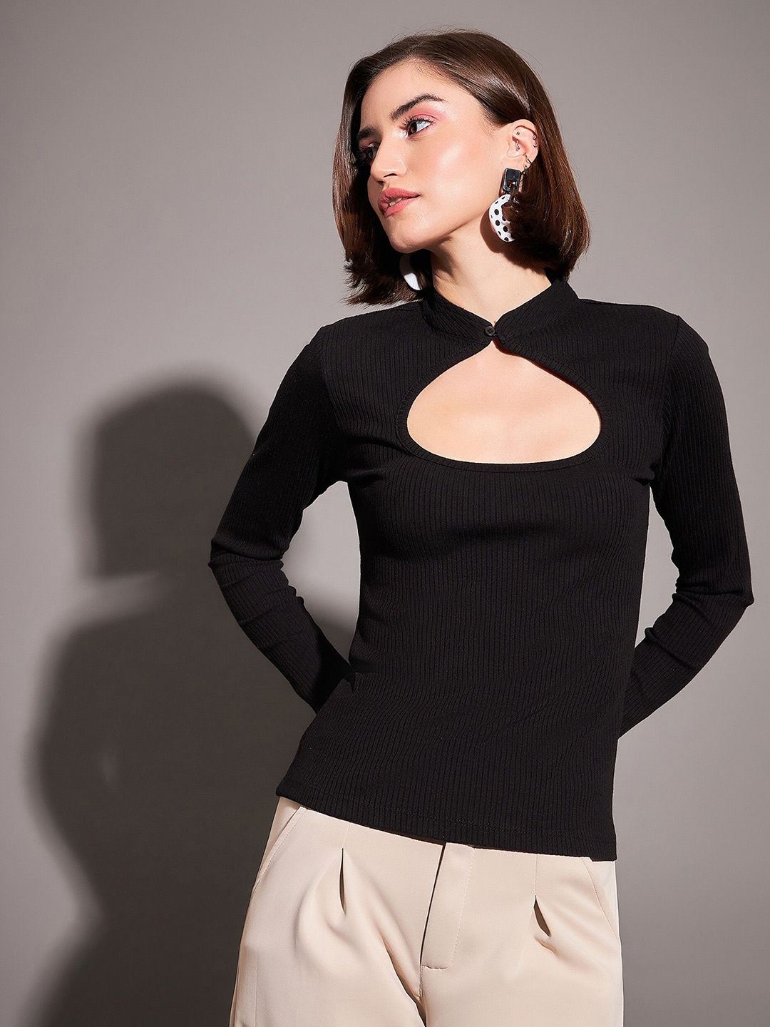 

SASSAFRAS Black Keyhole Neck Fitted Top