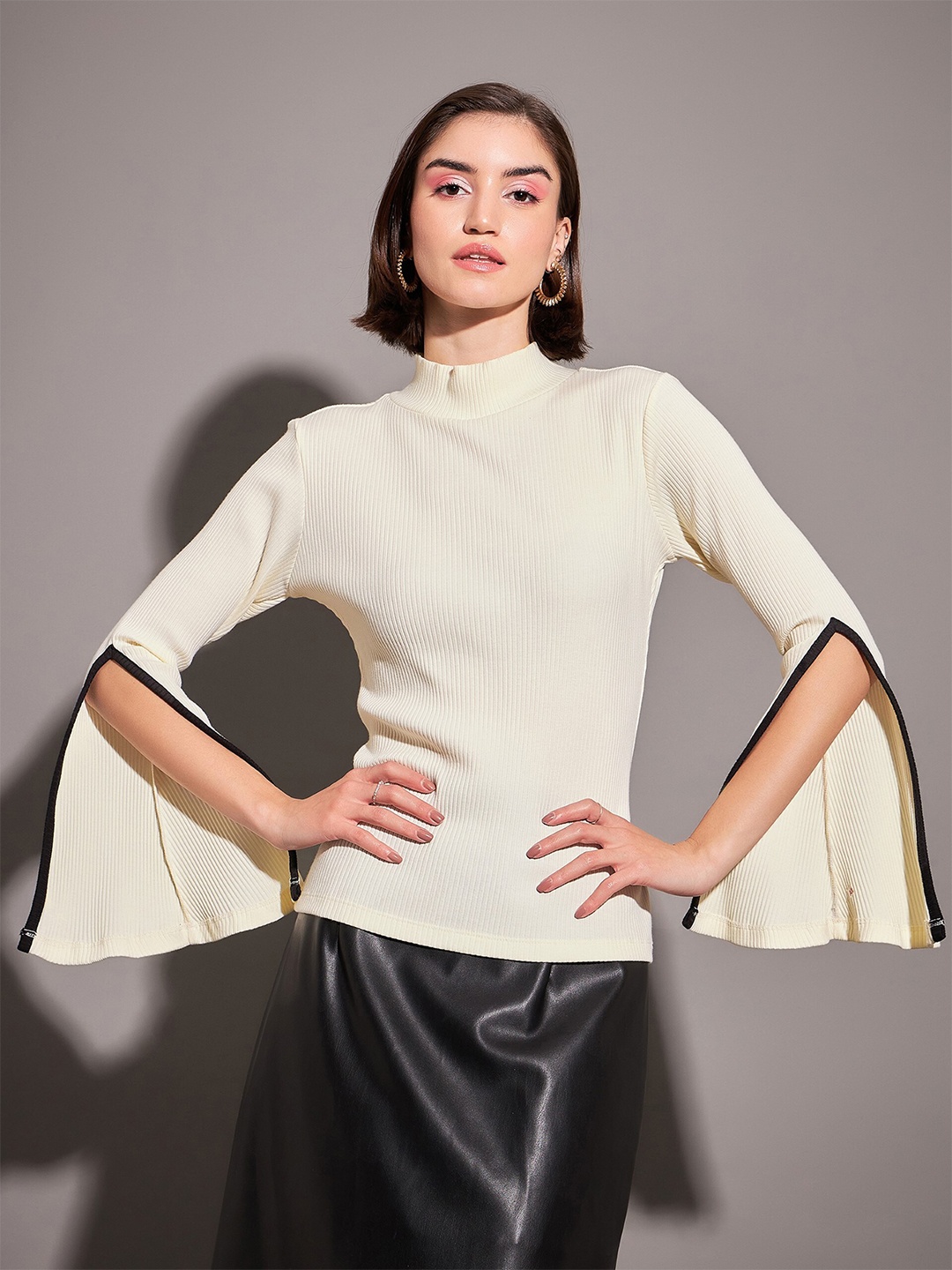 

SASSAFRAS Off White Slit Sleeves Top