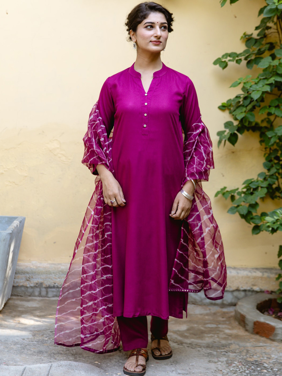 

Jaipuriya Fab Private Limited Mandarin Collar Straight Kurta with Pyjamas & Dupatta, Burgundy