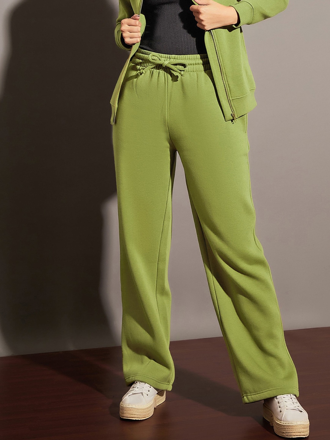 

SASSAFRAS Women Olive Relaxed Fit Mid-Rise Fleece Track Pants