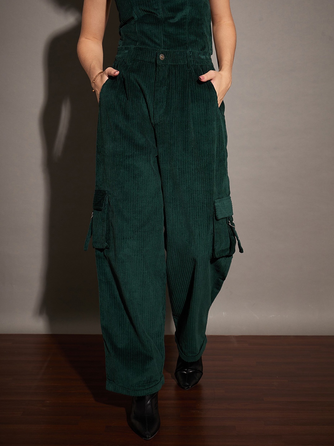 

SASSAFRAS Women Cotton Loose Fit Cargos, Green