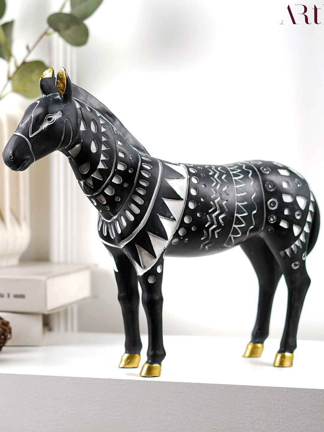 

THE ARTMENT Black & White Delicate Design Horse Showpieces