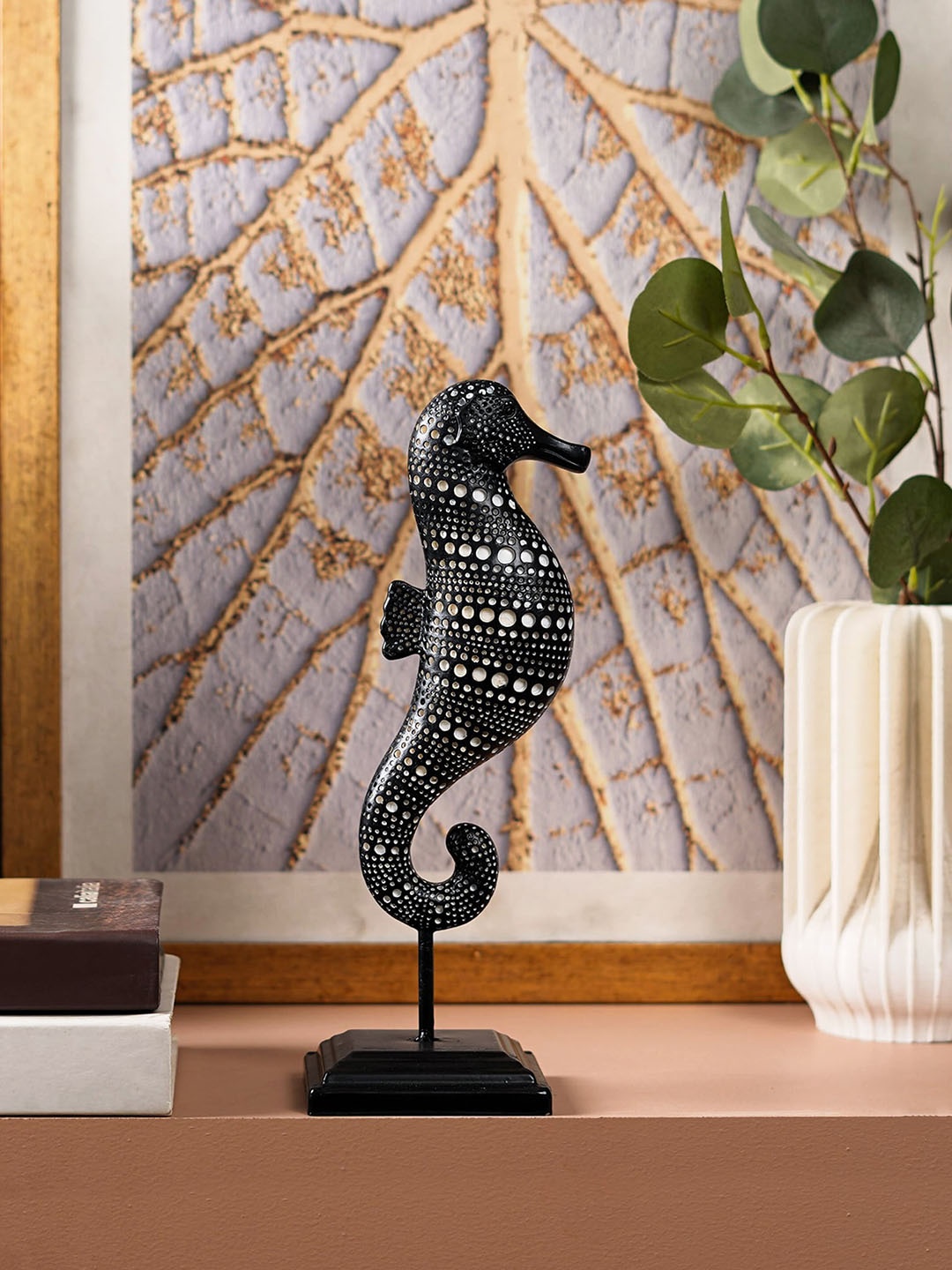 

THE ARTMENT Black & White African Sea Horse Showpieces