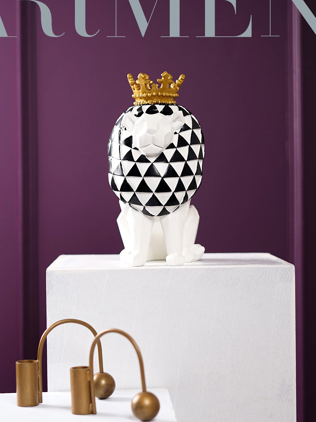 

THE ARTMENT White & Black Artistry Resin Birds and Animals Lion Showpiece