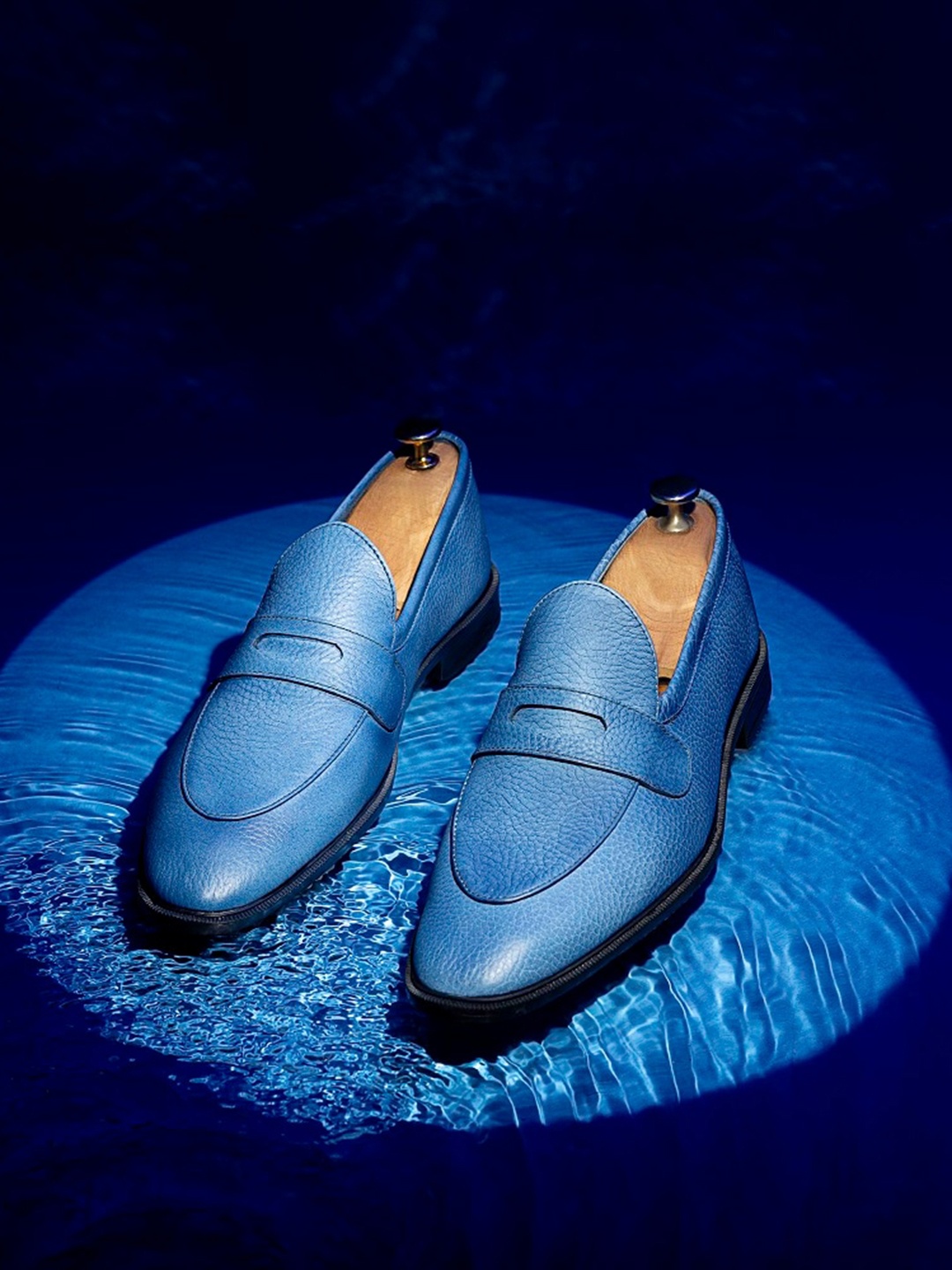 

GRIFFIN Men Textured Tam Dao Leather Penny Loafers, Blue