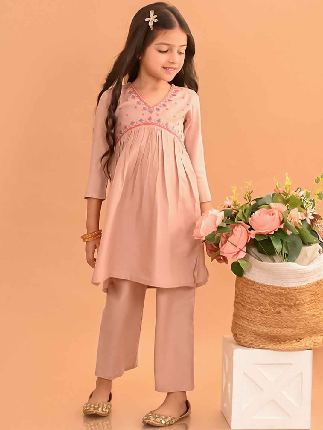 

LilPicks Girls Ethnic Motifs Yoke Design Zardozi Pure Cotton Empire Kurta With Trousers, Peach