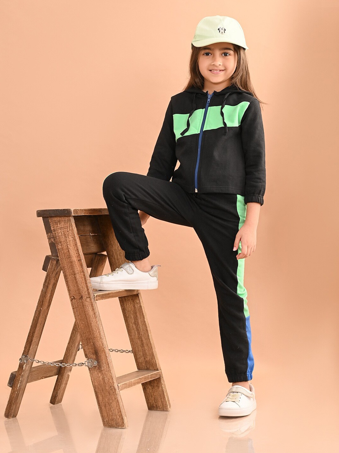 LilPicks Girls Sweatshirt With Joggers, Black