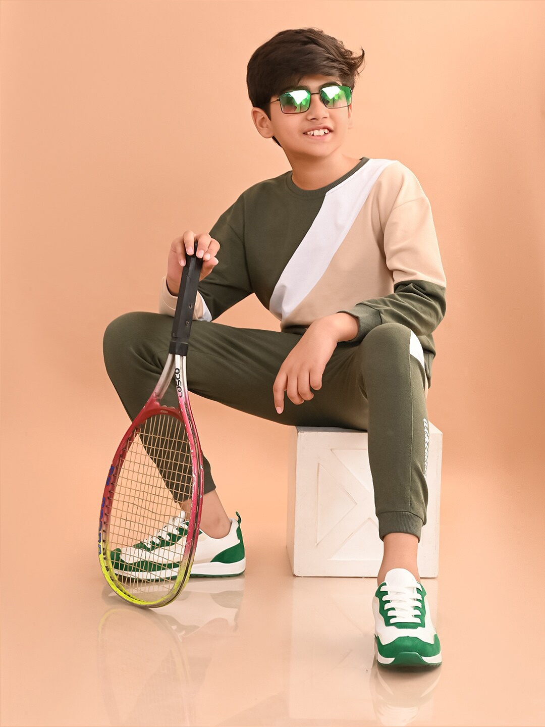 

LilPicks Boys Colourblocked Round Neck T-shirt With Trousers, Green