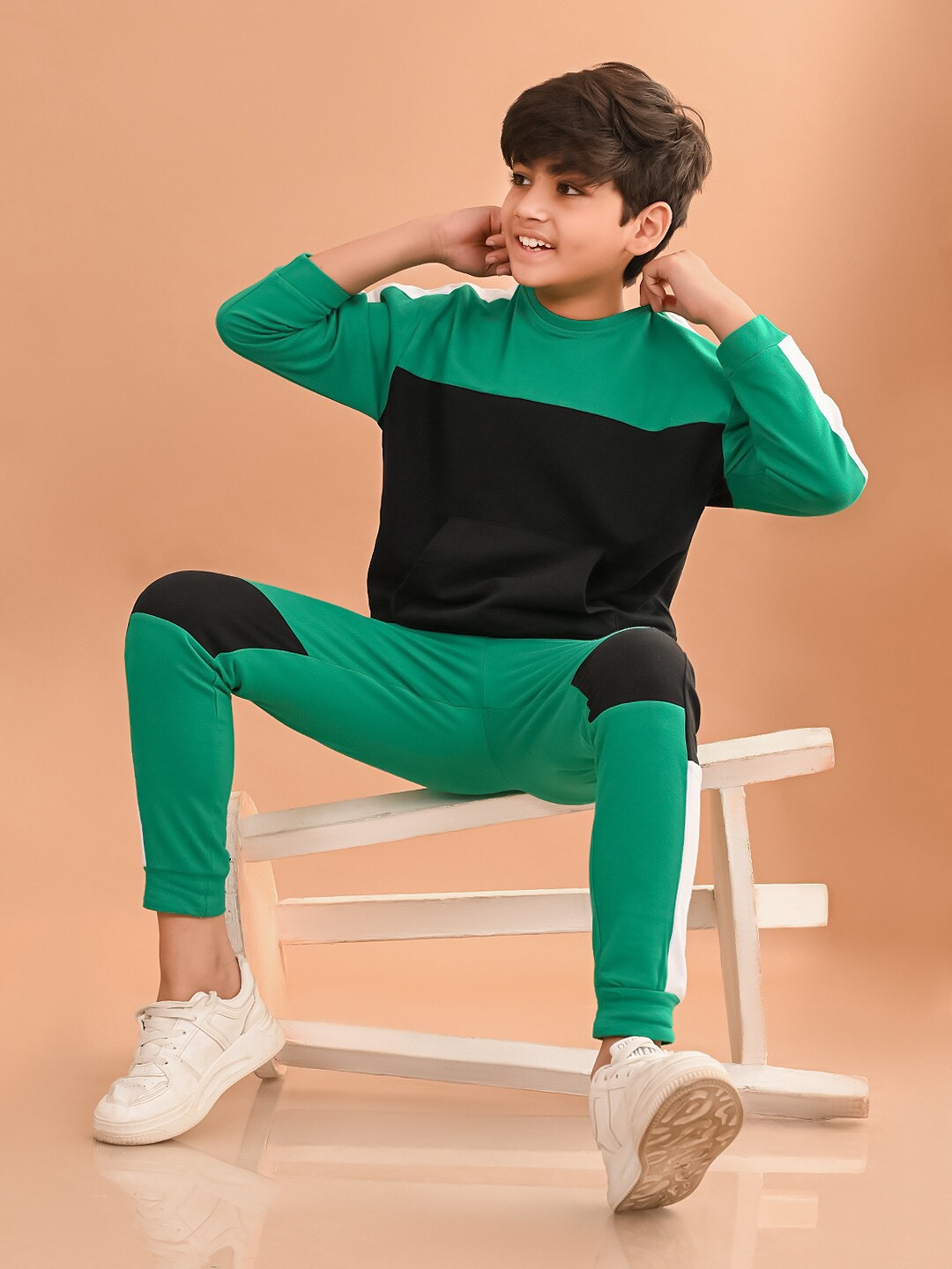 

LilPicks Boys Colourblocked Sweatshirt With Joggers, Green