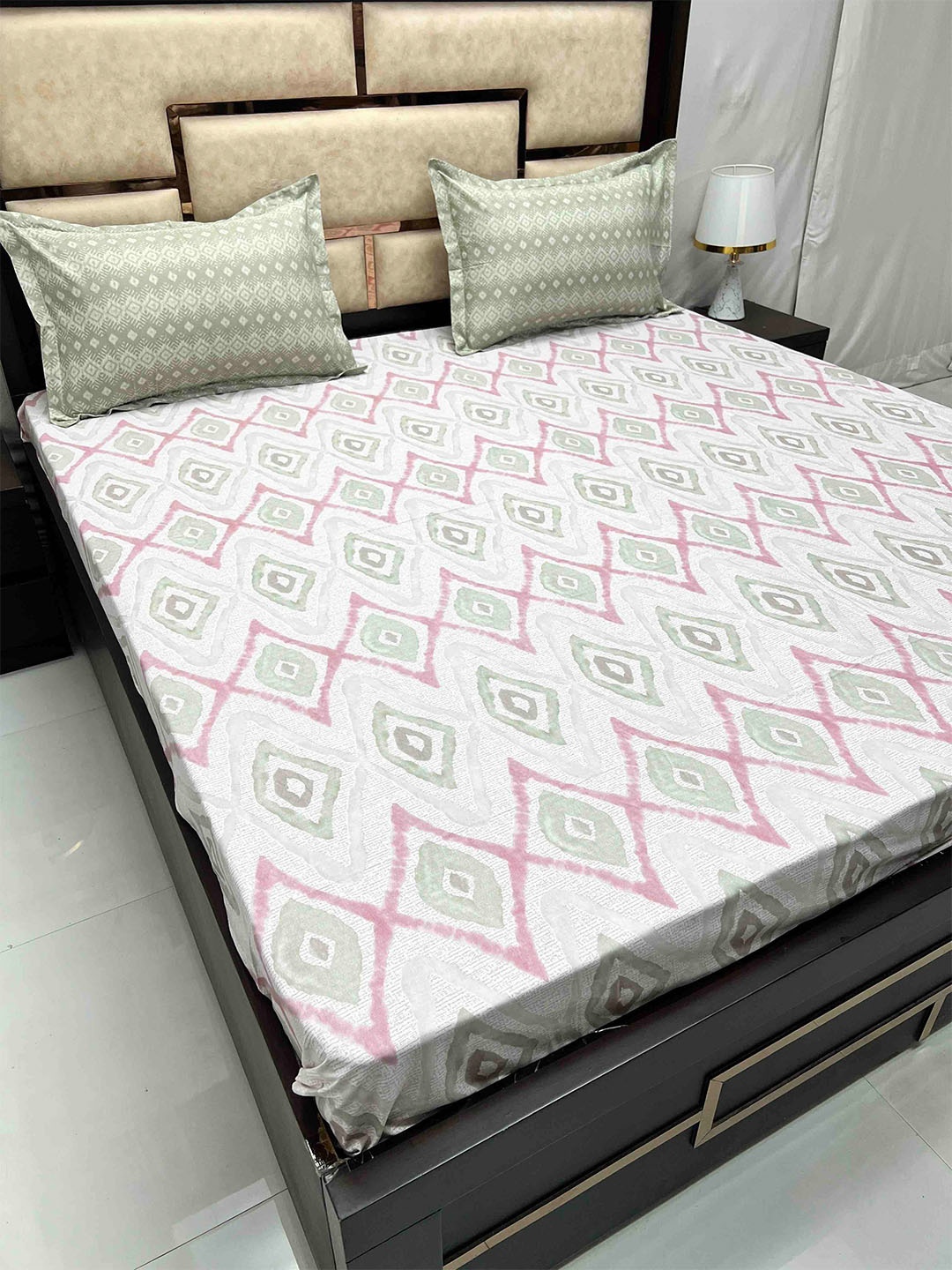 

Pure Decor Lifestyle White Geometric Cotton 400 TC King Bedsheet with 2 Pillow Covers