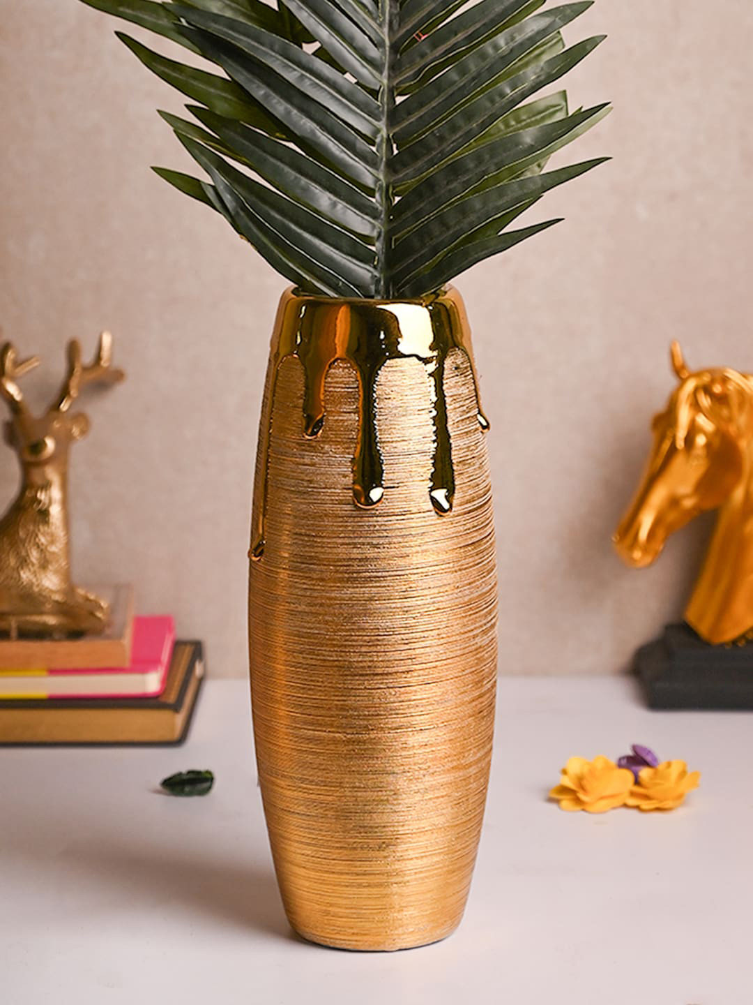

MARKET99 Gold Toned Cylindrical Ceramic Vase