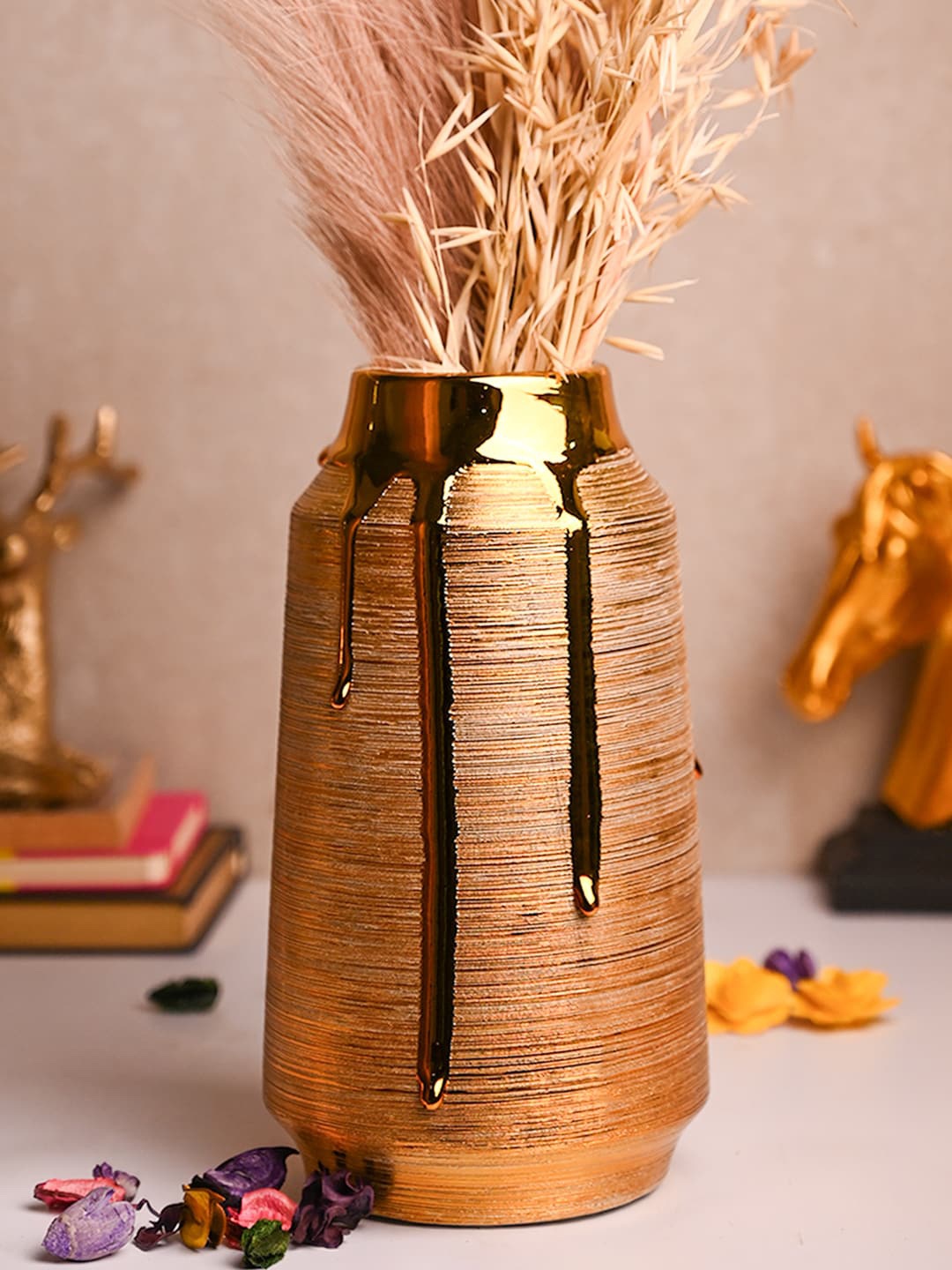

MARKET99 Gold toned CylindricalCeramic Vase