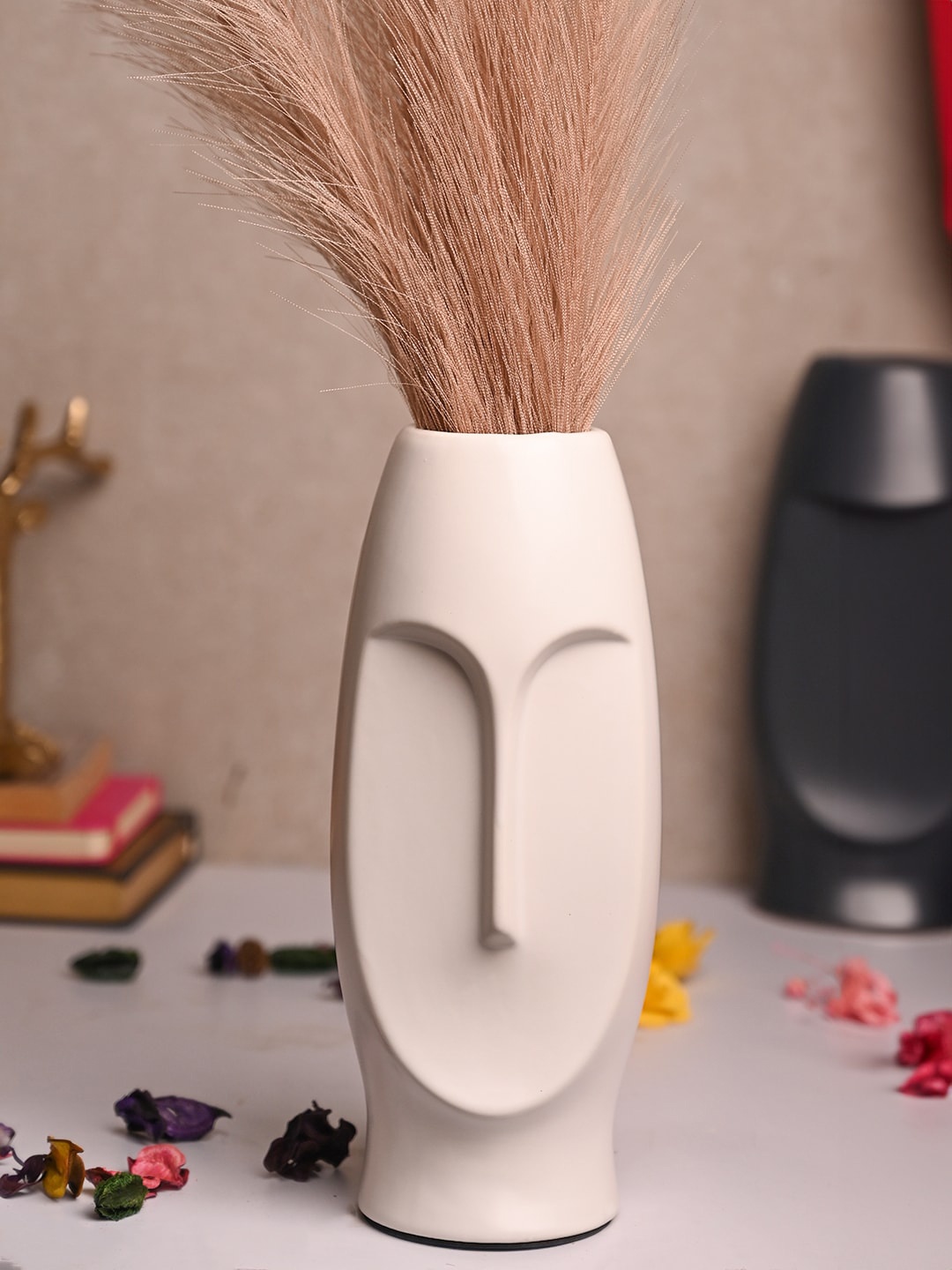 

MARKET99 White Textured Face Shaped Ceramic Vase