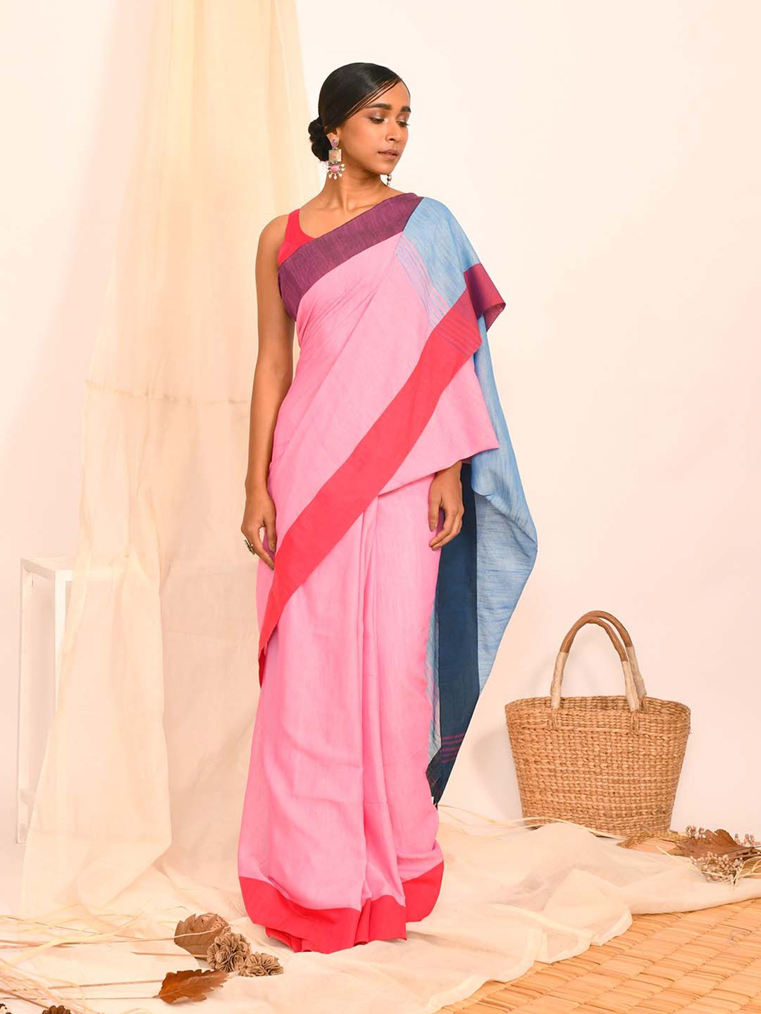 

Indethnic Colourblocked Jamdani Saree, Magenta