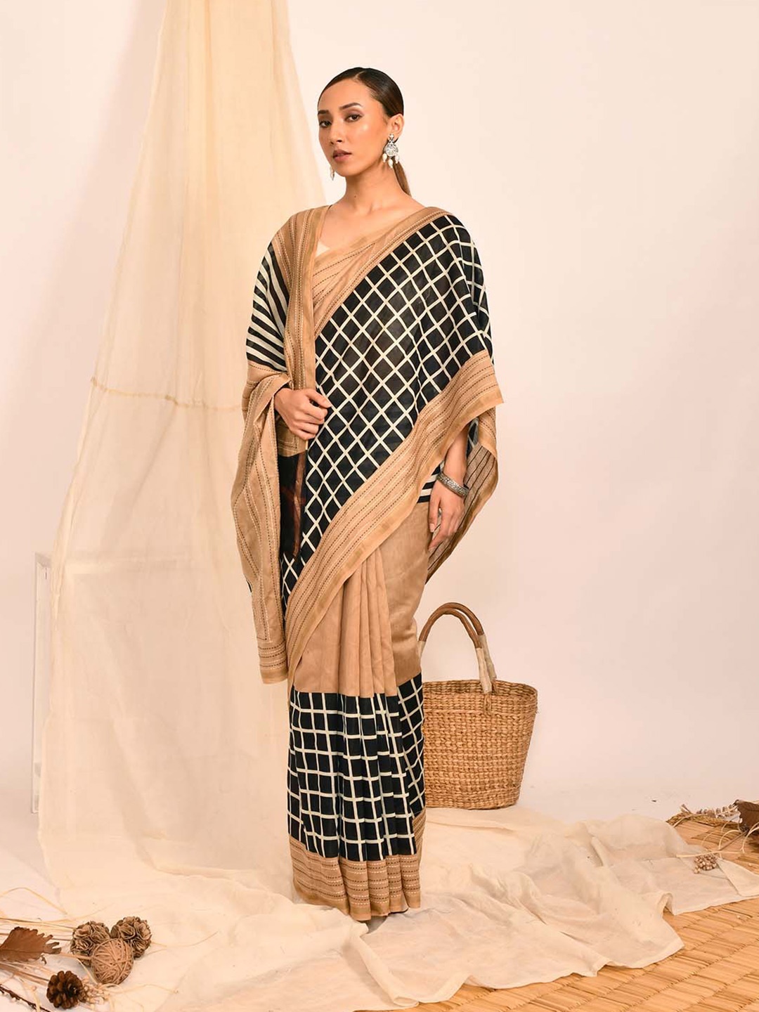 

Indethnic Checked Chanderi Saree, Black