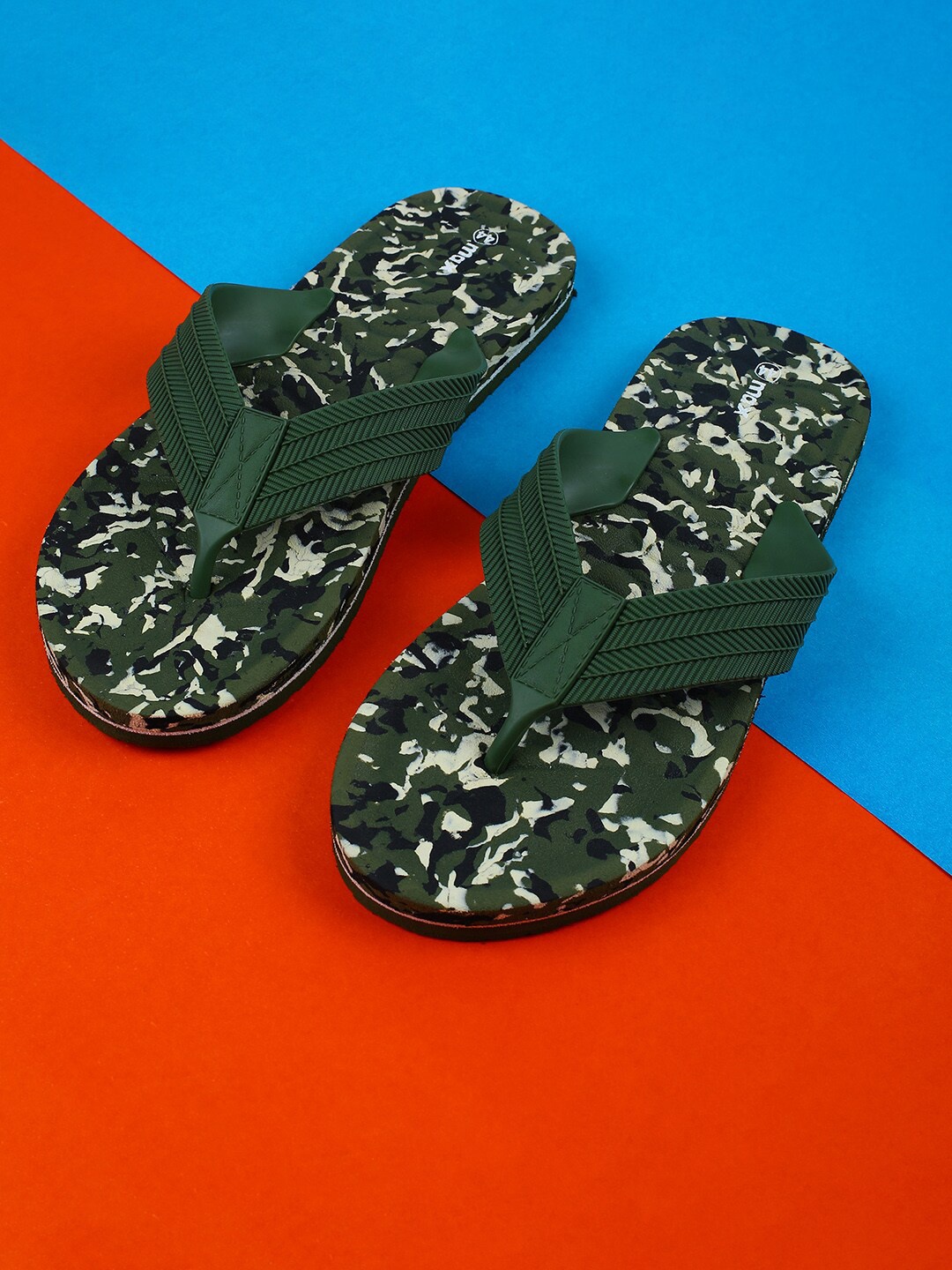 

max Men Camouflage Printed Thong Flip-Flops, Olive