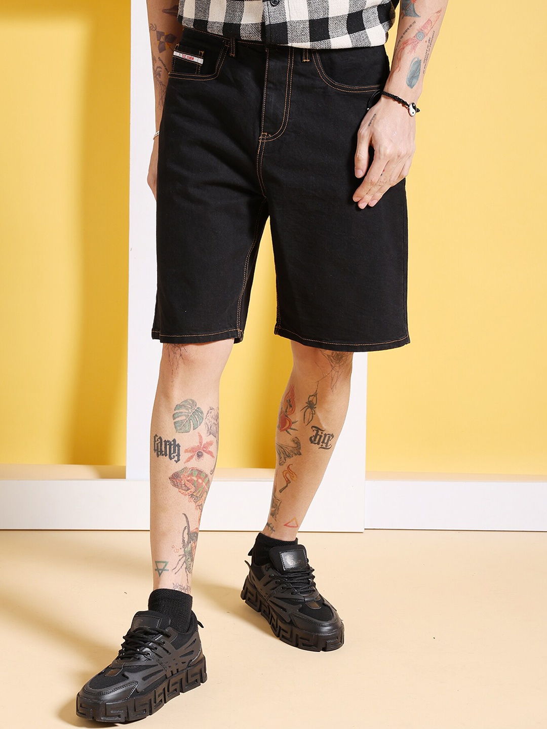 

The Indian Garage Co Men Mid Rise Cotton Denim Shorts, Navy blue