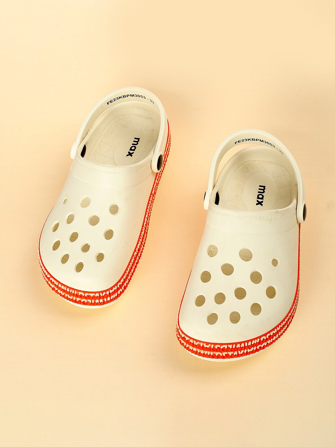 

max Boys Self Design Clogs, Off white