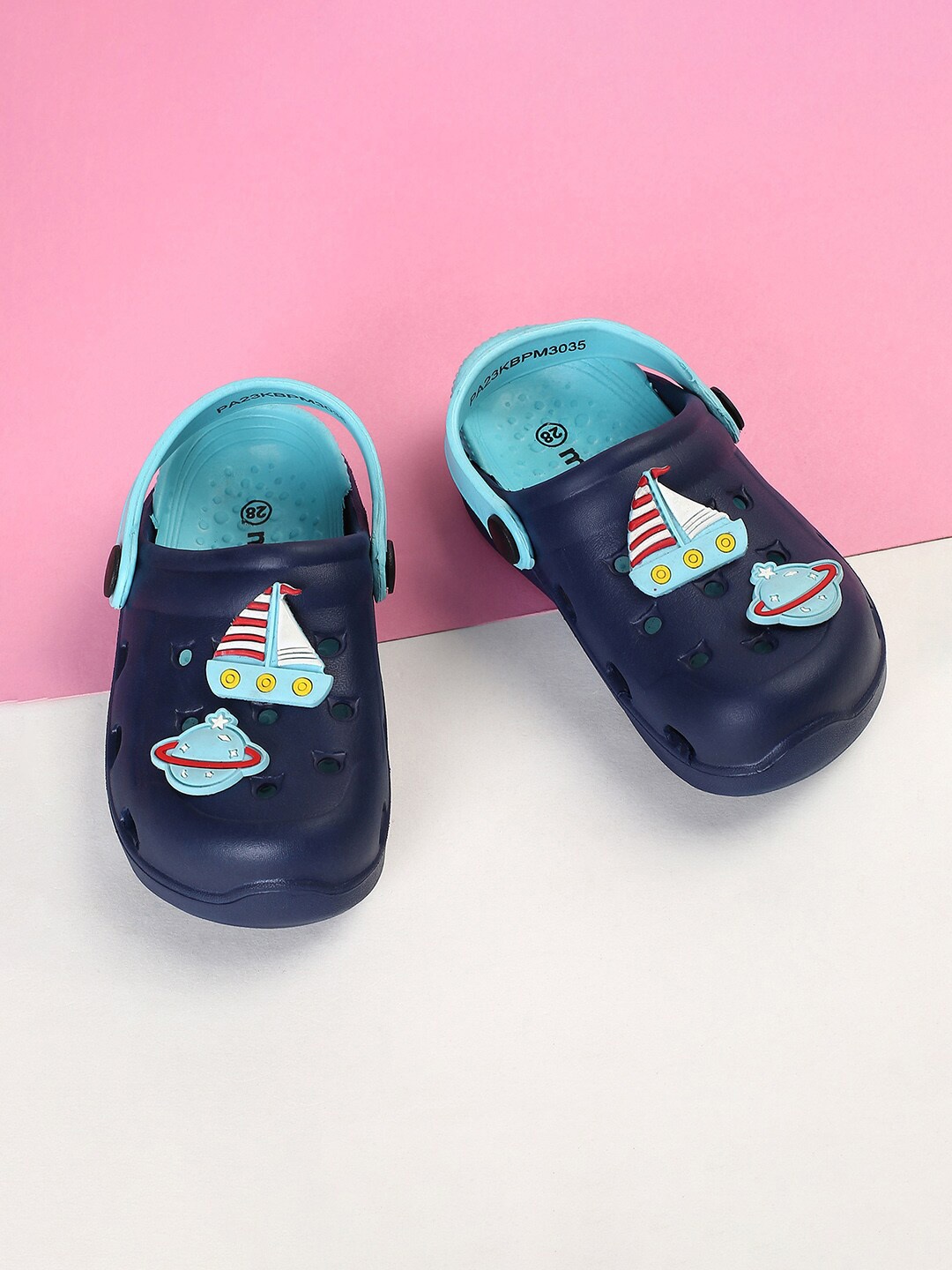 

max Boys Boat Applique Clogs, Navy blue