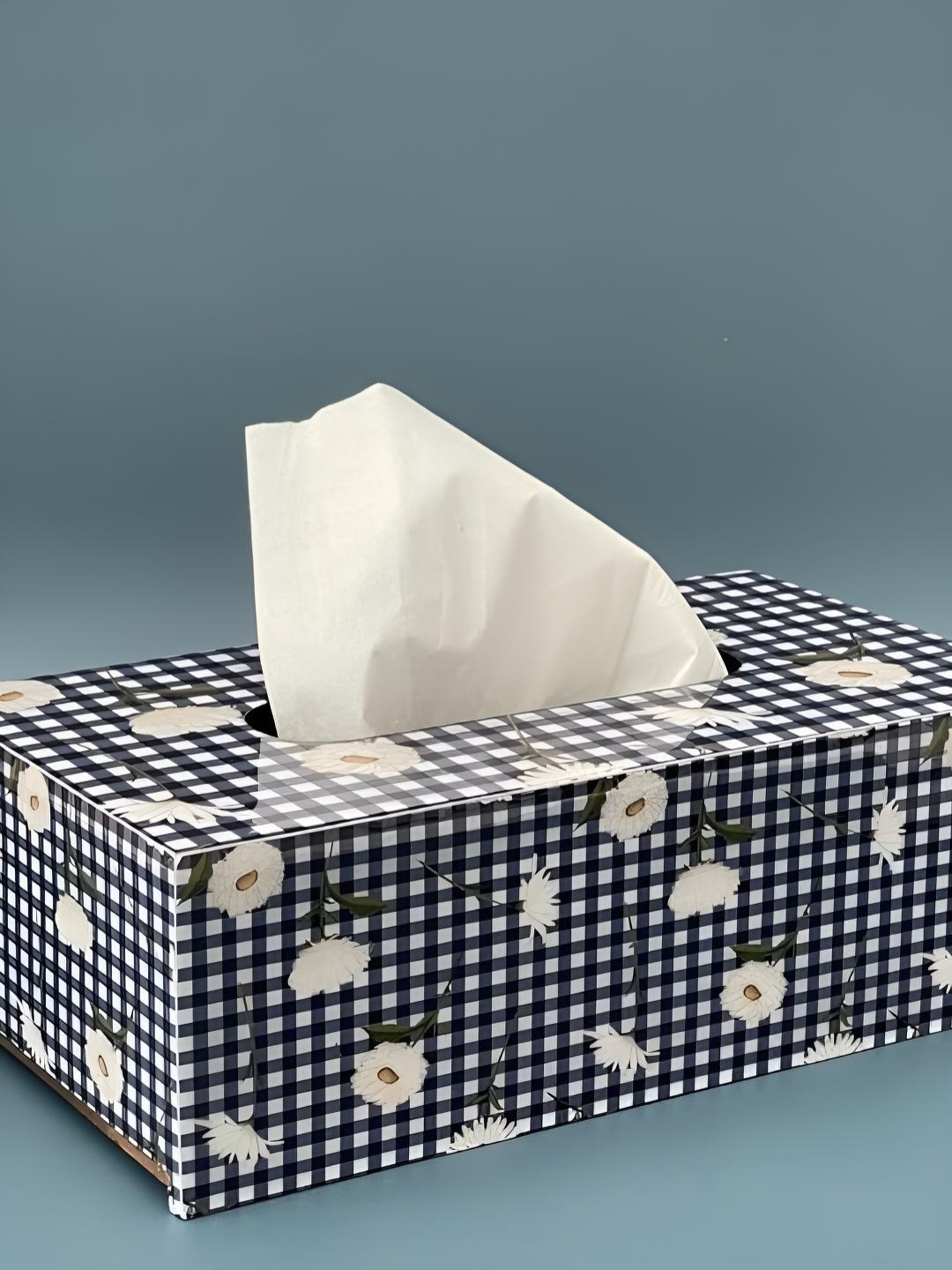 

CasaGold Resin Navy Blue & White Wooden Tissue Holder