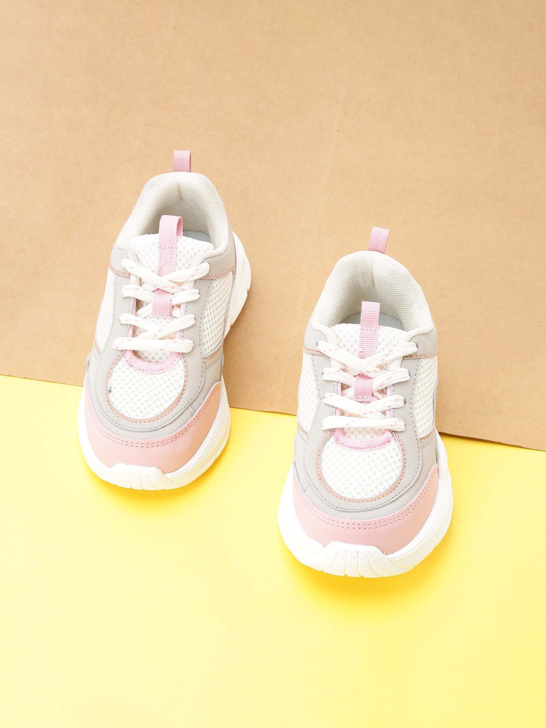 

max Girls Colourblocked Comfort Insole Sneakers, White