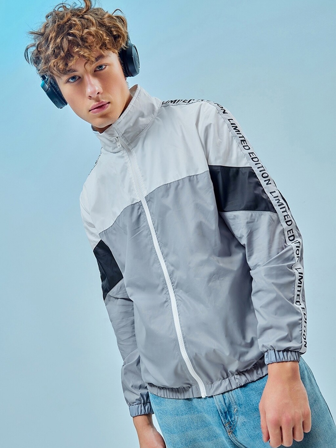 

Bewakoof AIR Colourblocked Mock Collar Windcheater Sporty Jacket, Blue