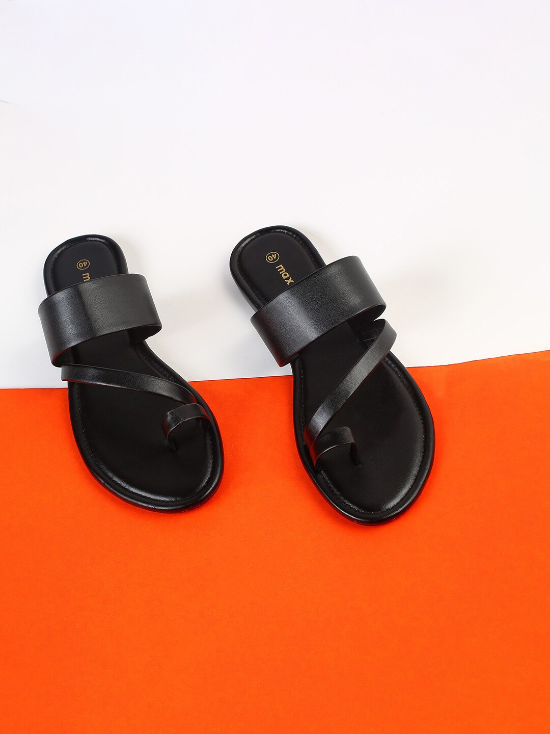 

max Strappy One Toe Flats, Black
