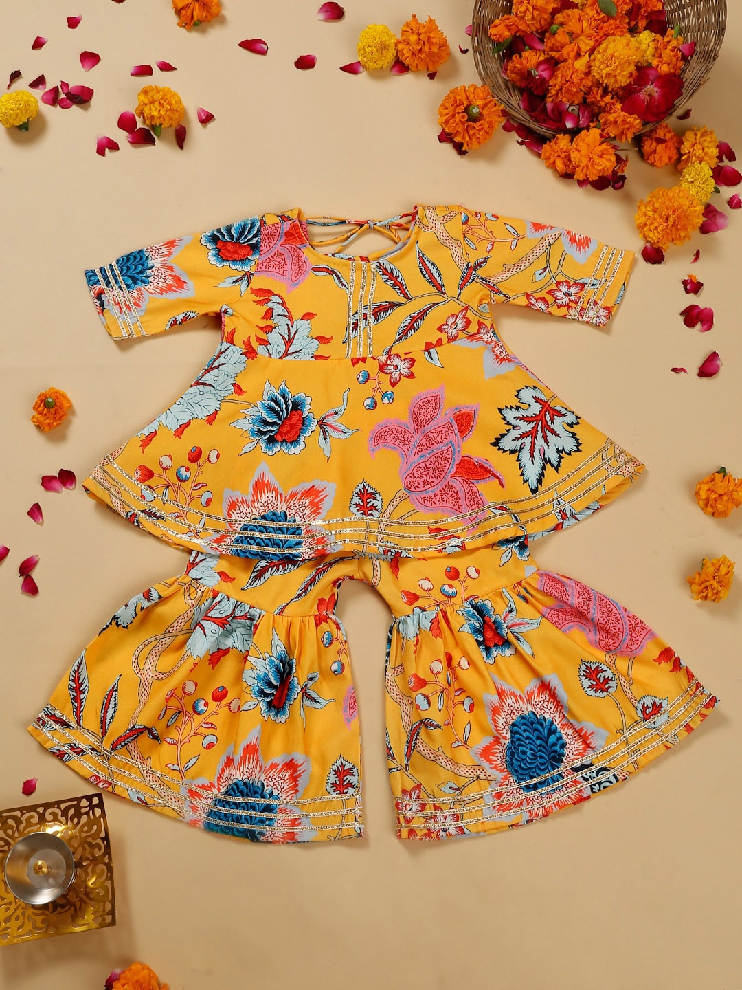 

SAKA DESIGNS Girls Ethnic Motifs Printed Kurta With Sharara, Yellow