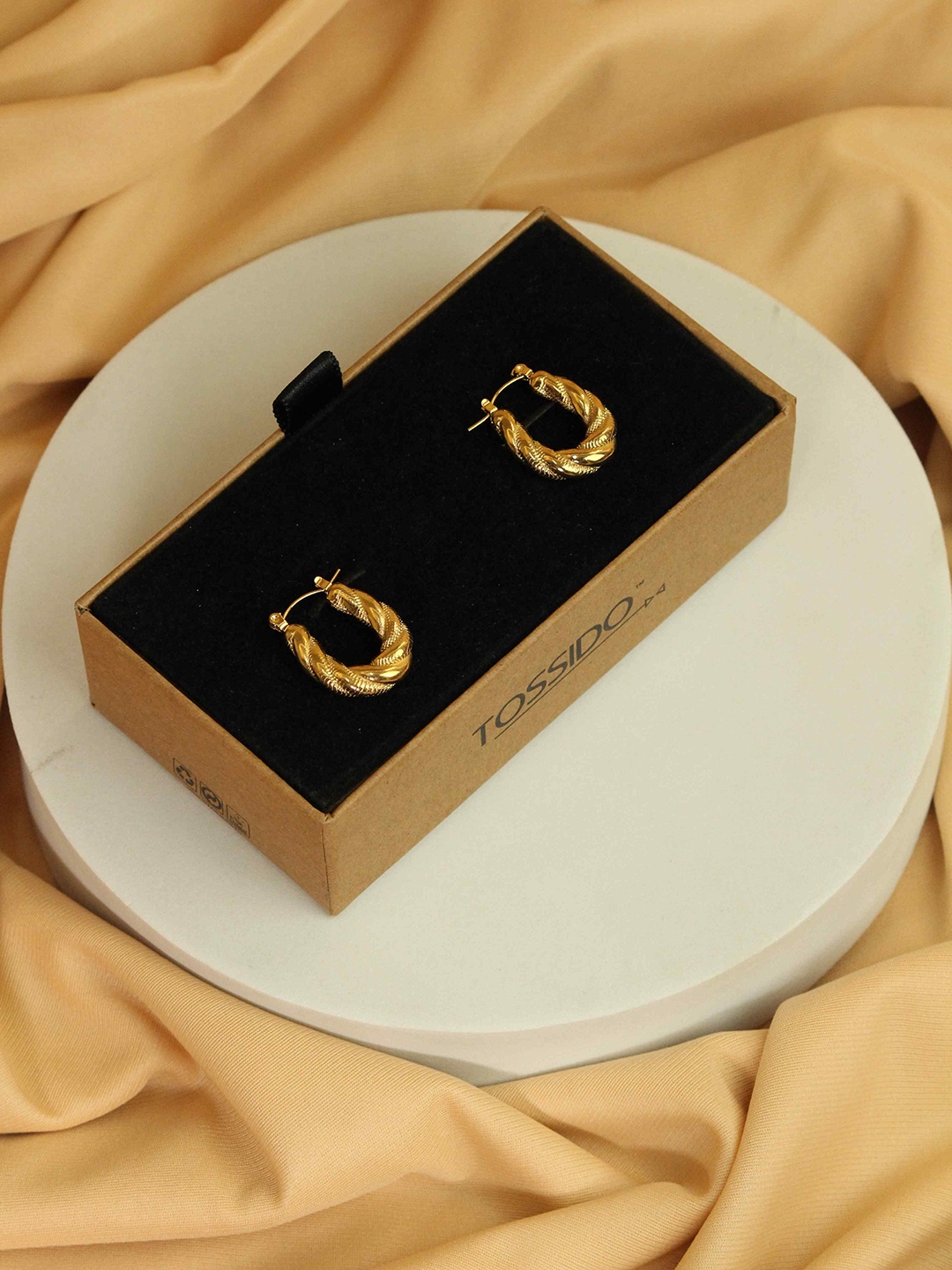 

Tossido Contemporary Hoop Earrings, Gold