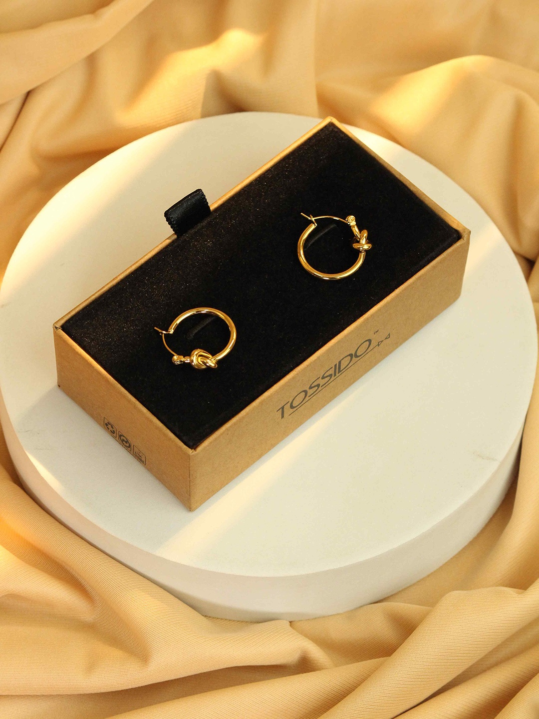 

Tossido Gold-Toned Contemporary Hoop Earrings
