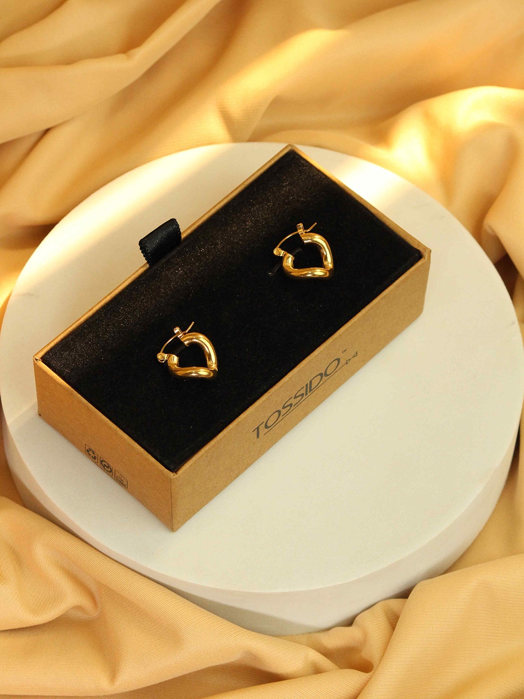 

Tossido Gold-Toned Contemporary Hoop Earrings
