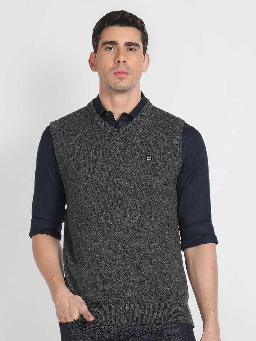 

Arrow Sport V-Neck Sweater Vest, Grey