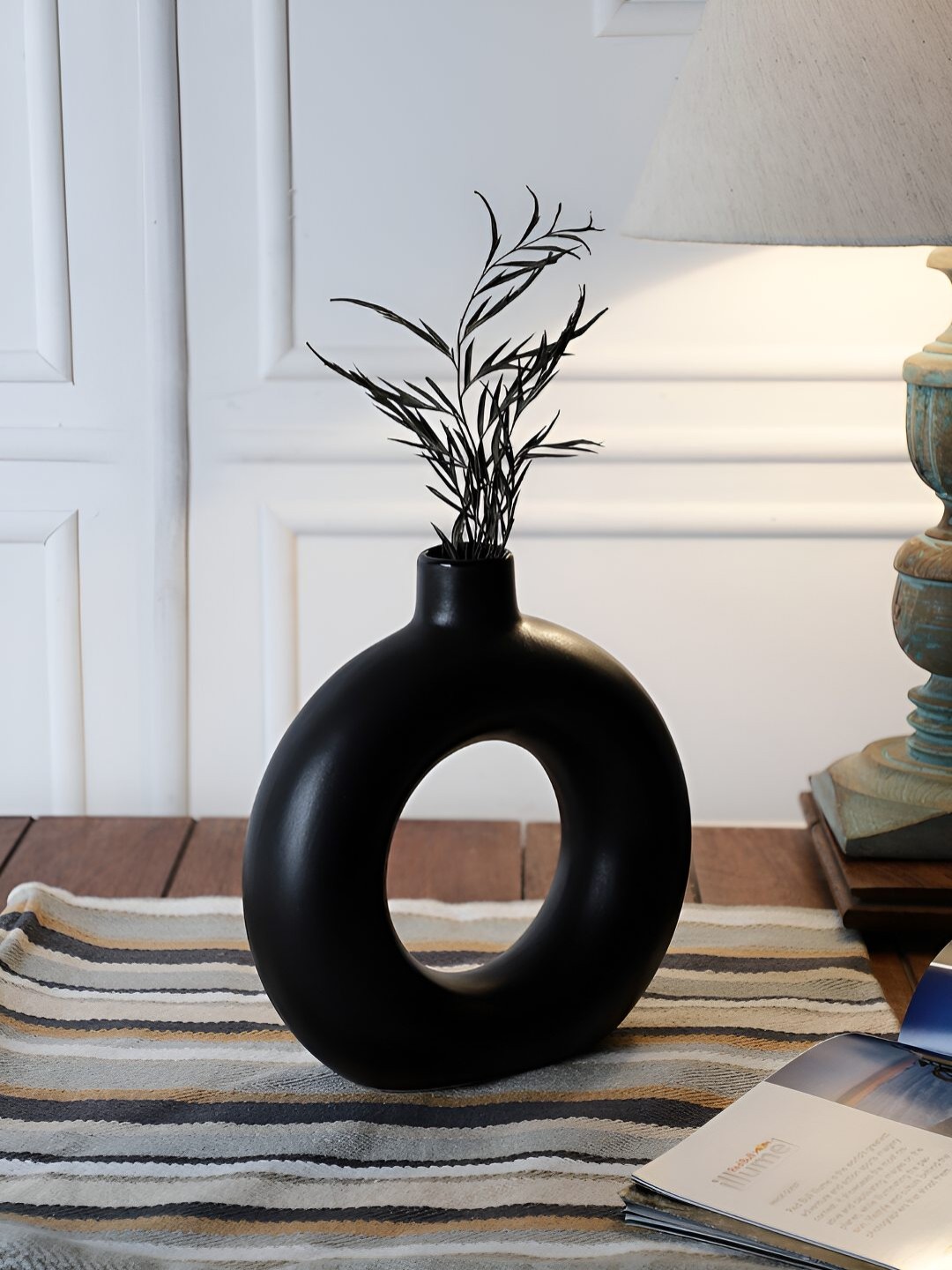 

The Decor Lane Black Solid Donut Shaped Ceramic Vase